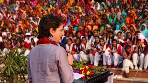 उत्तर प्रदेश: सुनो द्रोपदी शस्त्र उठा लो, अब गोविंद न आयेंगे, चित्रकूट में प्रियंका गांधी का शक्ति संवाद