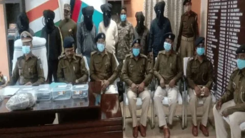 चाईबासा: पीएलएफआई के नाम पर रंगदारी मांगने वाले छह क्रिमिनल अरेस्ट, आर्म्स व कारतूस बरामद
