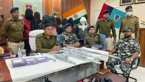 चतरा: टीपीसी सब जोनल कमांडर समेत सात उग्रवादी अरेस्ट,अमेरिकन स्टेनगन समेत कई आर्म्स बरामद
