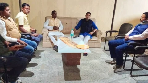 बिहार: छपरा में गरखा के कांग्रेस एमएलए सुरेंद्र राम से मिले रणविजय सिंह, पैतृक गांव में मुखिया के साथ बैठक
