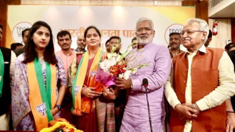 उत्तर प्रदेश:कांग्रेस एमएलए अदिति सिंह और बीएसपी एमएलए वंदना सिंह बीजेपी में शामिल