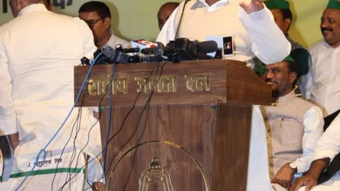 बिहार: RJD ऑफिस में लालू यादव ने साढ़े छह टन की लालटेन को रोशन किया, बोले- नीतीश के प्रपंच को तोड़ेंगे