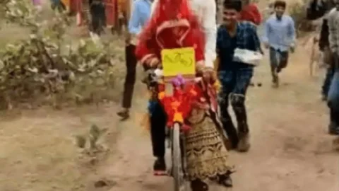 मध्य प्रदेश: निवाड़ी में डीएसपी की सादगीभरी शादी, साइकिल पर लाये दुल्हन, वीडियो वायरल