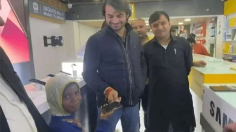 बिहार: तेज प्रताप यादव ने फुटपाथ पर पेन बेच रही बच्ची को गिफ्ट किया आईफोन, कहा-मोबाइल से पढ़ाई करना