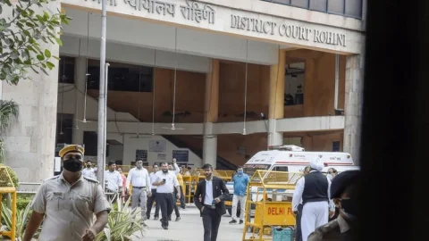 नई दिल्ली: रोहिणी कोर्ट में विस्फोट, एक घायल, कील  बाइक की बैटरी और वायर बरामद