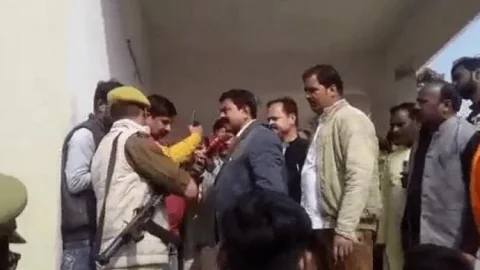 उत्तर प्रदेश: लखीमपुर कांड को लेकर बेटे पर सवाल पूछा तो भड़के सेंट्रल मिनिस्टर अजय मिश्रा, पत्रकार को दी गालियां 