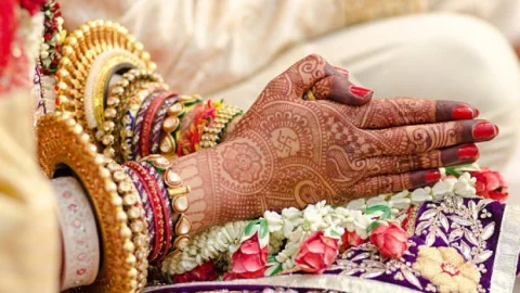 उत्तर प्रदेश: घर की महिलाओं को पिला दी नशीली चाय, शादी के एक दिन पहले लाखों की ज्वेलरी व कैश लेकर प्रेमी के साथ दुल्हन फरार 