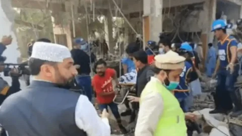 पाकिस्तान: कराची के प्राइवेट बैंक में विस्फोट, 12 की मौत, नाले में बनी गैस ने उड़ाई बिल्डिंग!
