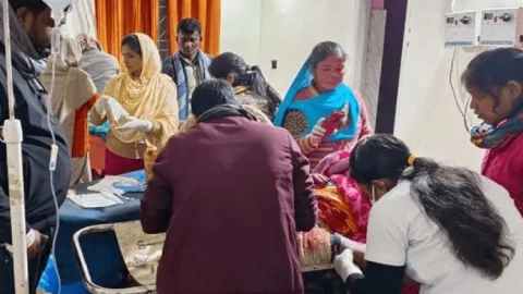 पाकुड़: बम मार कर मुखिया और उसकी बेटी की मर्डर, परिजनों ने किया हंगामा