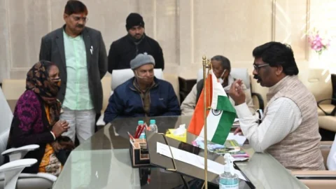 धनबाद की शूटर कोनिका मौत मामले में MLA राज सिन्हा के साथ CM हेमंत सोरेन से मिले परिजन, न्याय की लगायी गुहार
