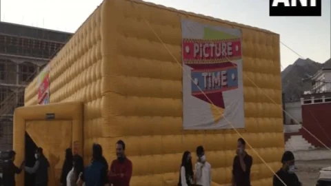 लद्दाख: लेह में 11562 फीट की उंचाई में मोबाइल थियेटर में रिलीज हुई रणवीर सिंह की फिल्म 83