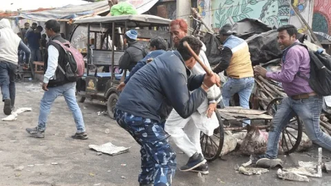 बिहार: पटना में बीजेपी ऑफिस के बाहर वार्ड सचिवों का हंगामा, पत्थररबाजी, पुलिस ने किया लाठीचार्ज, खदेड़-खदेड़ कर पीटा