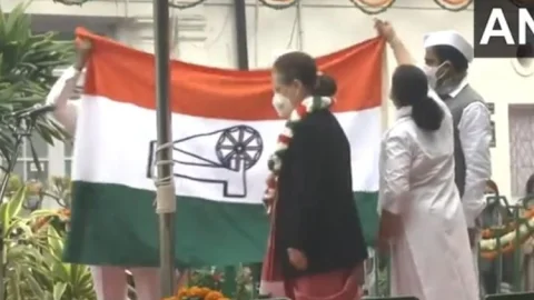 नई दिल्ली: स्थापना दिवस कार्यक्रम में ध्वजारोहण के दौरान सोनिया गांधी के हाथों नीचे गिरा कांग्रेस का झंडा, देखें Video