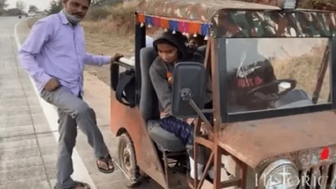 महाराष्ट्र: कबाड़ से बनी गाड़ी पर आया आनंद महिंद्रा का दिल, गाड़ी बनाने वाले को किया बोलेरो गिफ्ट देने का वादा