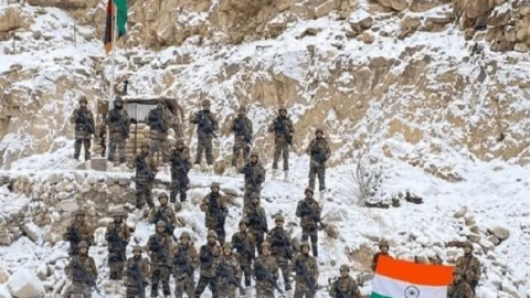 इंडियन आर्मी ने नये साल पर गलवन घाटी में फहराया तिरंगा, ड्रैगन के दुष्प्रचार का करारा जबाव  