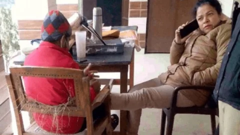उत्तर प्रदेश: महिला सब इंस्पेक्टर पुलिस स्टेशन में ऑन ड्यूटी दबवा रही थी पैर, फोटो वायरल, अब देने लगी सफाई