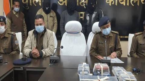 दुमका: गुमरो पहाड़ से पुलिस ने तीन साइबर क्रिमिनल्स को किया अरेस्ट, मास्टरमाइंड की तलाश