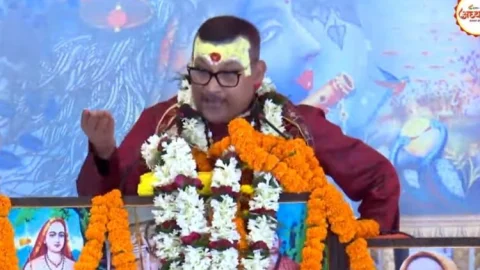 बिहार: EX DGP ने भोजपुरी में गाया गाना -'दारु पियबा सब कुछ खतम हो जाइ, कथा में दे रहे हैं शराब से दूर रहने की दी सलाह