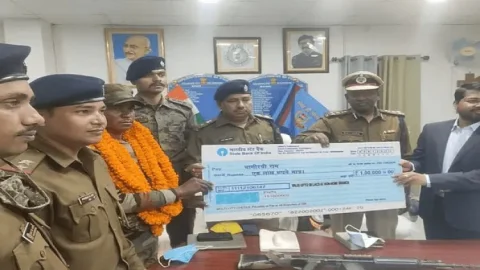 पलामू: JJMP सबजोनल कमांडर भवानी भुईयां ने आर्म्स के साथ किया सरेंडर, एक लाख रुपये का मिला चेक