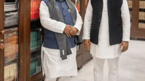 उत्तर प्रदेश: स्वामी प्रसाद मौर्य ने दिया मंत्रिमंडल से इस्तीफा, समाजवादी पार्टी में शामिल, तीन अन्य MLA ने भी छोड़ी BJP