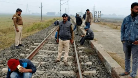 बिहार:आरा-सासाराम रेल लाइन पर बड़ा हादसा टला, 56 स्लीपर डैमेज व क्लैंप टूटकर बिखरे, छह घंटे तक खड़ी रहीं ट्रेनें