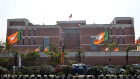 नई दिल्ली: बीजेपी हेडक्वार्र के 42 स्टाफ कोरोना पॉजिटिव, मचा हड़कंप