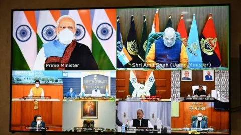 पीएम नरेंद्र मोदी की मुख्यमंत्रियों को सलाह, कहा- पाबंदियां लगाते समय लोगों की आजीविका पर भी करें गौर
