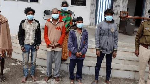 सिमडेगाः डायन बताकर महिला को जिंदा जलाने की कोशिश, पुआल-तेल डालकर लगाई आग, छह अरेस्ट