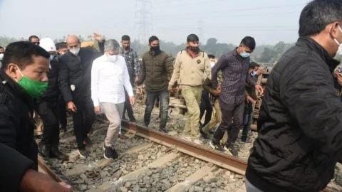 बीकानेर-गुवाहाटी एक्सप्रेस ट्रेन हादसा में मृतकों की संख्या बढ़कर हुई नौ, रेल मिनिस्टर ने घटनास्थल का किया दौरा