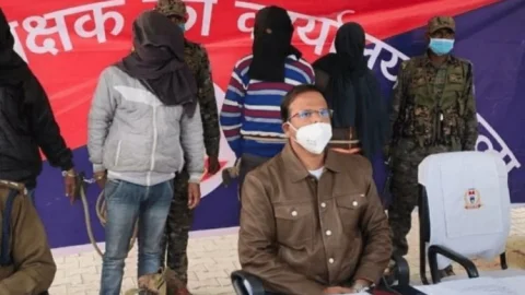 गुमला: नक्सलियों को आर्म्स सप्लाई करने वाले चार अरेस्ट, दो रायफल भी बरामद