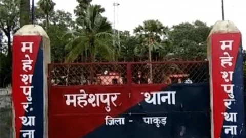 पाकुड़: लड़की के प्रेम विवाह भड़का आदिवासी समाज, दादा और चाचा को लगाया जुर्माना