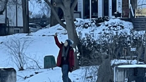 कनाडा: बर्फीले पानी में डूबती कार रही पर सेल्फी ले रही थी महिला, सोशल मीडिया पर लोगों ने लगाई फटकार (देंखे- VIDIEO)