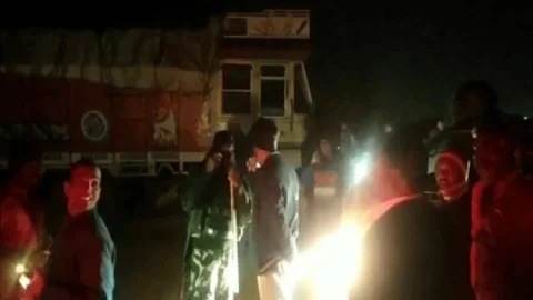 बोकारो: एमपी चंद्रप्रकाश चौधरी ने पेटरवार में पकड़ी इलिगल कोयला लदी गाड़ियां, कहा- नहीं चलने देंगे अवैध कारोबार
