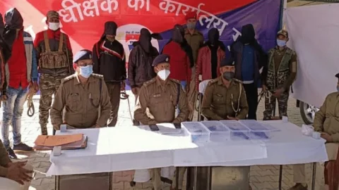 गुमला: आर्म्स के साथ मुखिया सहित सात अरेस्ट गिरफ्तार, एक आरोपी का नक्सलियों से है संपर्क