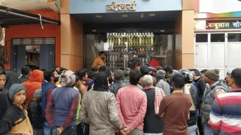 बिहार: गोपालगंज में दिनदहाड़े ज्वेलरी शॉप में लूटपाट, क्रिमिनलों ने लूट लिया एक करोड़ से ज्या दा का सोना-चांदी