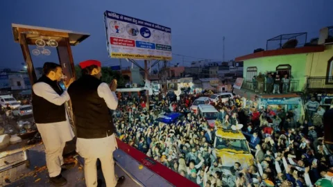 उत्तर प्रदेश :अखिलेश-जयंत और प्रियंका का काफिला आया सामने, एक दूसरे का किया अभिवादन ( देखें VIDEO)