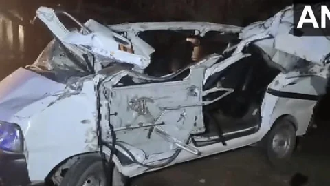 उत्तर प्रदेश : रामपुर में  रोड एक्सीडेंट, पांच की मौत, उन्नाव में पुलिस गाड़ी पर पलटा ट्रक, तीन कांस्टेबल की गयी जान