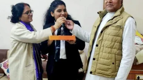 धनबाद: कांग्रेस लीडर विजय कुमार सिंह की बेटी शालिनी AIBE एगजाम में सफल