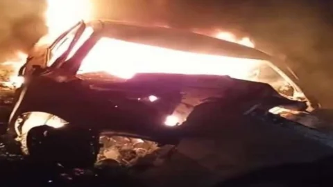 उत्तर प्रदेश: सुलतानपुर में पूर्वांचल एक्सप्रेसवे पर डिवाइडर से टकरायी कार, लगी आग तीन लोग जिंदा जले