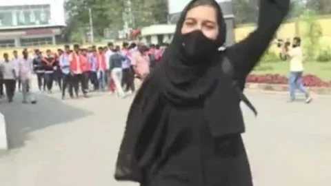 कर्नाटक: बुर्के वाली लड़की ने ‘अल्ला हू अकबर’से दिया ‘जय श्रीराम’ का जवाब, मिल रही है शाबाशी, वीडियो वायरल