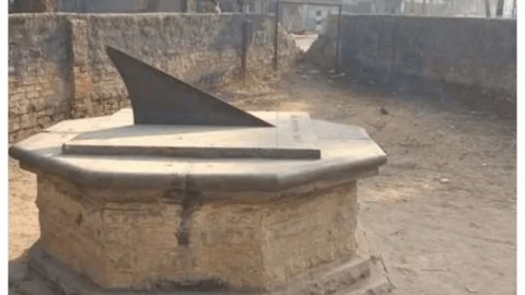 बिहार: सासाराम में डेढ़ सौ साल पुरानी धूप घड़ी की प्लेट की चोरी, DIG-SP ऑफिस के बगल से उठा ले गये चोर