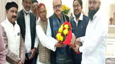 गैंग्स आफ वासेपुर: नन्हे मर्डर केस में पुलिस का वांटेड बंटी खान कांग्रेस डेलीगेशन के साथ तारिक अनवर से मिला