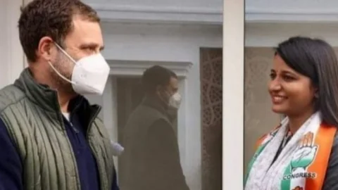 बरकागांव MLA अंबा प्रसाद को बताया जा रहा हिजाब वाली मुस्कान खान, राहुल गांधी के साथ वायरल हो रहा है फोटो
