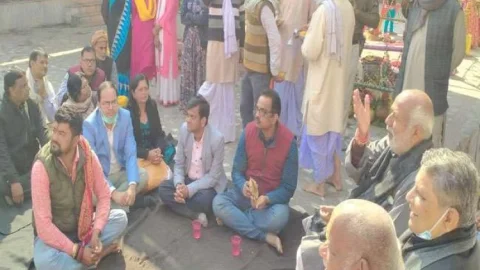 बिहार: बेगुसराय में शिक्षामंत्री कुर्सी पर, डीईओ, डीपीओ व बीईओ को जमीन पर मिली बैठने की जगह, वीडियो वायरल