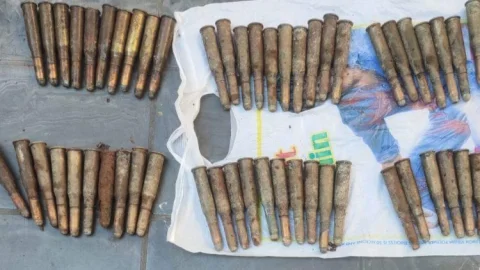 गिरिडीह: नक्सलियों के ठिकाने पर पुलिस रेड, थ्री नॉट थ्री बंदूक, 65 जिंदा गोली, 20 बेल्ट, 80 बैग बरामद