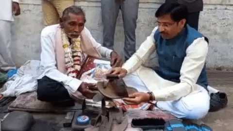 मध्य प्रदेश: रविदास जयंती पर BJP MP सुमेर सिंह सोलंकी ने मोची की चप्पल सुधारकर पॉलिश की, वीडियो वायरल
