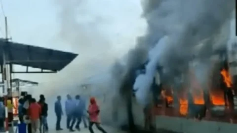 बिहार: मधुबनी रेलवे स्टेशन पर खड़ी ट्रेन में लगी भीषण आग, मचीअफरा-तफरी (देखें video)