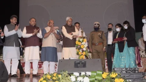 बिहार: सीएम नीतीश कुमार ने शराब के धंधेबाजों को चेताया, बचेंगे नहीं; ड्रोन सब देख रहा, ड्रोन हेलीकाप्टर भी आया