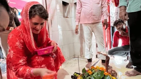 उत्तर प्रदेश: लखनऊ में बिना सिक्युरिटी के शिवमंदिर पहुंचीं प्रियंका गांधी, लाइन में लगकर किया दर्शन