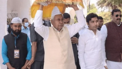 बिहार: मनेर शरीफ में सीएम नीतीश कुमार ने की चादरपोशी